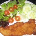 Escalope de ternera rebozado con ensalada de pepino