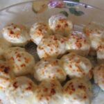 Huevos rellenos con beicon y bechamel gratinados