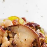 Alubias blancas salteadas con boletos, puerro y jamón