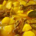 Guisito de patatas con costillas adobadas