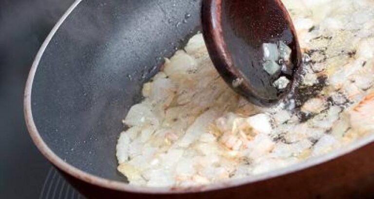 Agilizar un sofrito con cebolla