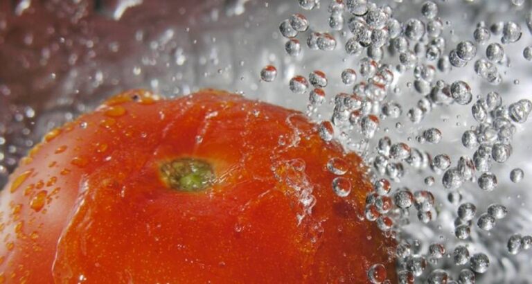 La mejor forma de pelar un tomate