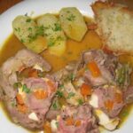 Muslos de pavo rellenos con salsa de cebolla
