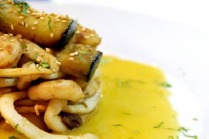 Calamares con gambas y calabacines y un toque marino