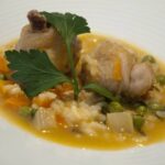 Pollo guisado con apio y arroz