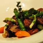 Salteado de verduras y setas con butifarra de perol