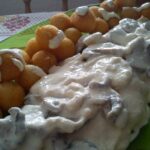 Pechugas de pollo a los dos quesos con bolitas de patatas