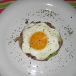 Setas con huevo a la plancha y ajetes frescos