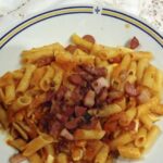 Macarrones con bacon y salchichas