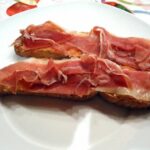 Tostas de jamón serrano y tomate rallado