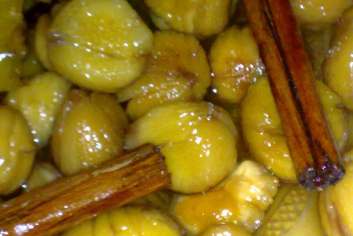 Castañas pilongas en almíbar con canela en rama