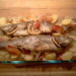Lubina al horno con patatas y tomate