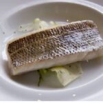 Besugo a la plancha sobre base de lechuga