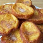Torrijas espolvoreadas con canela y azúcar