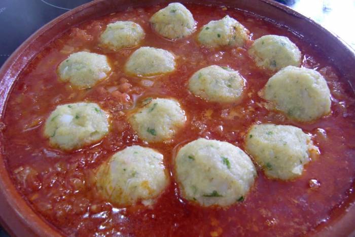Albóndigas de pescado en salsa de piquillo