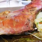 Cabrito al horno con papas y cebollas