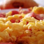Huevos revueltos con queso