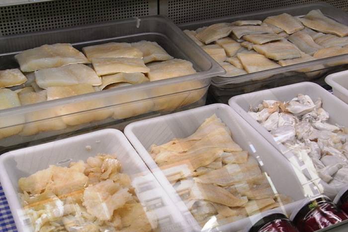 Tortillitas de bacalaos sevillanas con gambas y azafrán