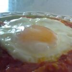 Huevo frito con tomate