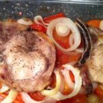 Chuletas de cerdo con verduras al horno