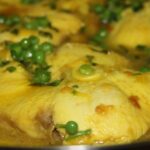 Cazón con patatas guisadas en amarillo
