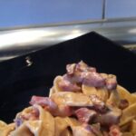 Cintas de pasta a la carbonara con salchichas