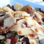 Ensalada de pollo y parmesano con vinagreta de frambuesa