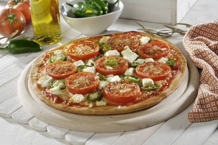 Pizza de tomate y jalapeños