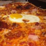 Pizza con huevo