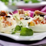 Huevos rellenos de ensaladilla de arroz