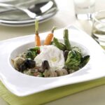 Menestra con jamón y huevo escalfado