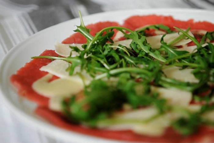 Carpaccio Harry's con salsa de Sydney Pollock