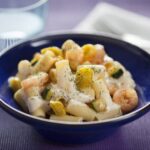 Rigatoni con salsa de calabacín y gambitas