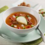 Gazpacho andaluz con jamón y picatostes