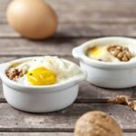 Huevos en cocotte con queso y nueces