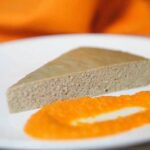 Pastel de Berenjenas con Salsa de Pimientos Rojos