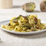 Tagliatelle con alcachofas y setas