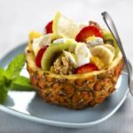 Macedonia de frutas con salsa de yogur al limón