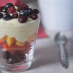 Copa de crema pastelera con frutas de verano