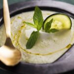 Sopa fría de manzana verde con menta y albahaca