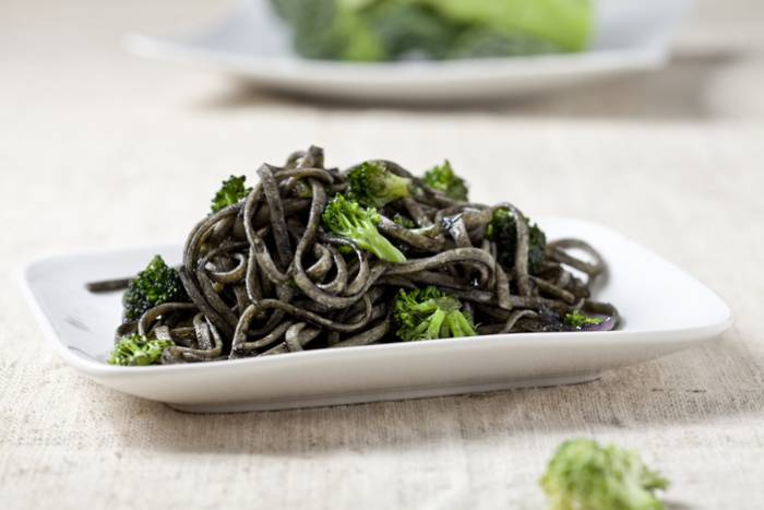 Tagliatelle con tinta de calamar y brócoli