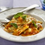 Raviolis de requesón con salsa de tomate y hierbas aromáticas