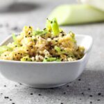 Arroz integral con puerros, cúrcuma y semillas de sésamo