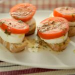 Montaditos de ensalada caprese
