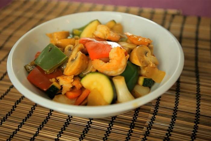 Wok de verduras y marisco