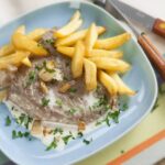 Filetes de ternera en salsa con patatas fritas