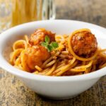 Espaguetis con albóndigas y salsa de tomate