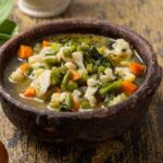 Sopa de verduras con hierbas