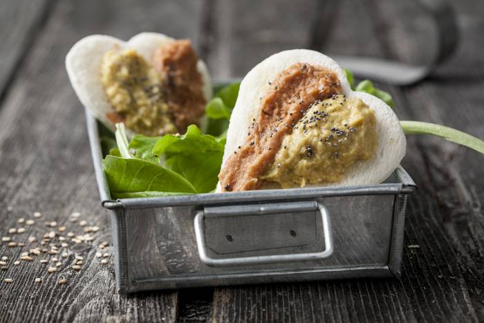 Canapés de hummus bicolor