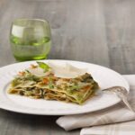 Lasaña fácil con espinacas, verduras y salsa pesto